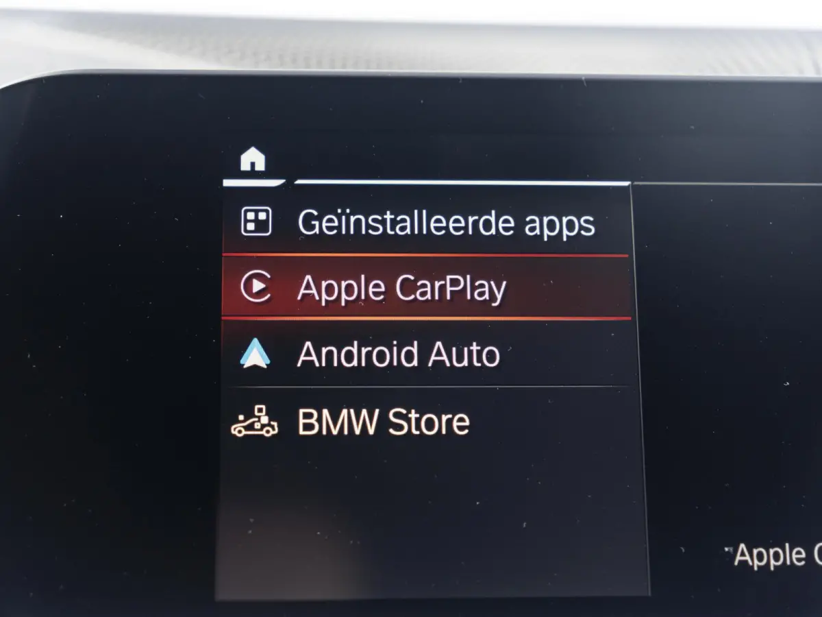 318i | High Executive | Parking Pack | Comfort Access | Achteruitrijcamera | Stoelverwarming | 17''