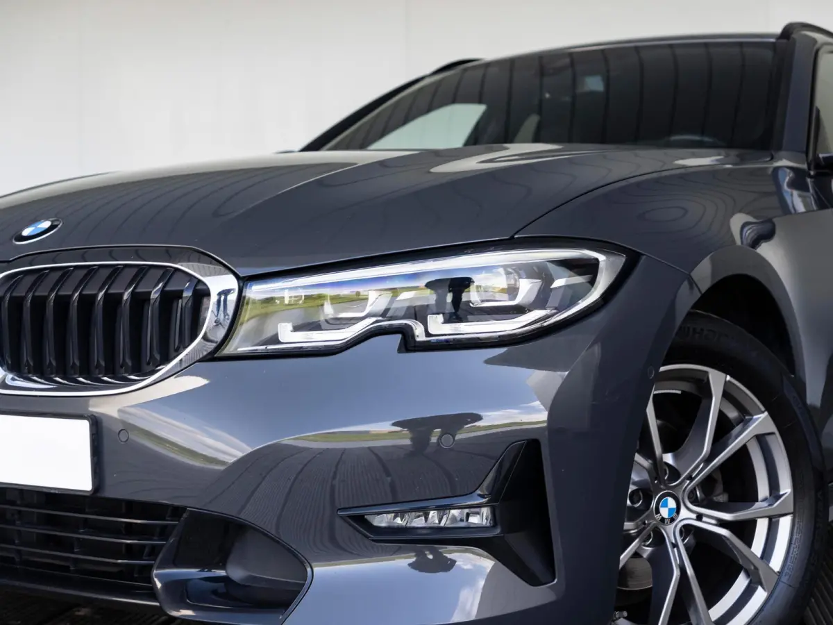 318i | High Executive | Parking Pack | Comfort Access | Achteruitrijcamera | Stoelverwarming | 17''