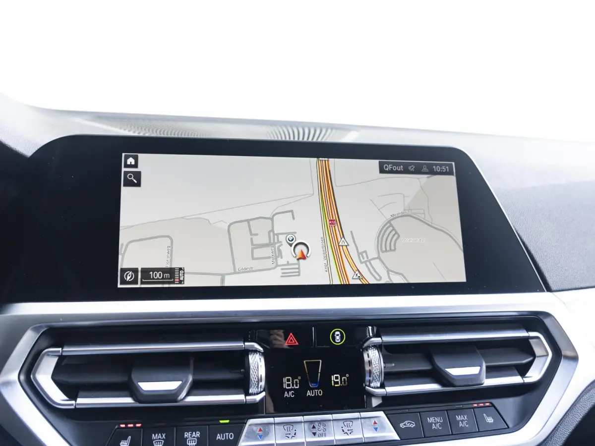 318i | High Executive | Parking Pack | Comfort Access | Achteruitrijcamera | Stoelverwarming | 17''