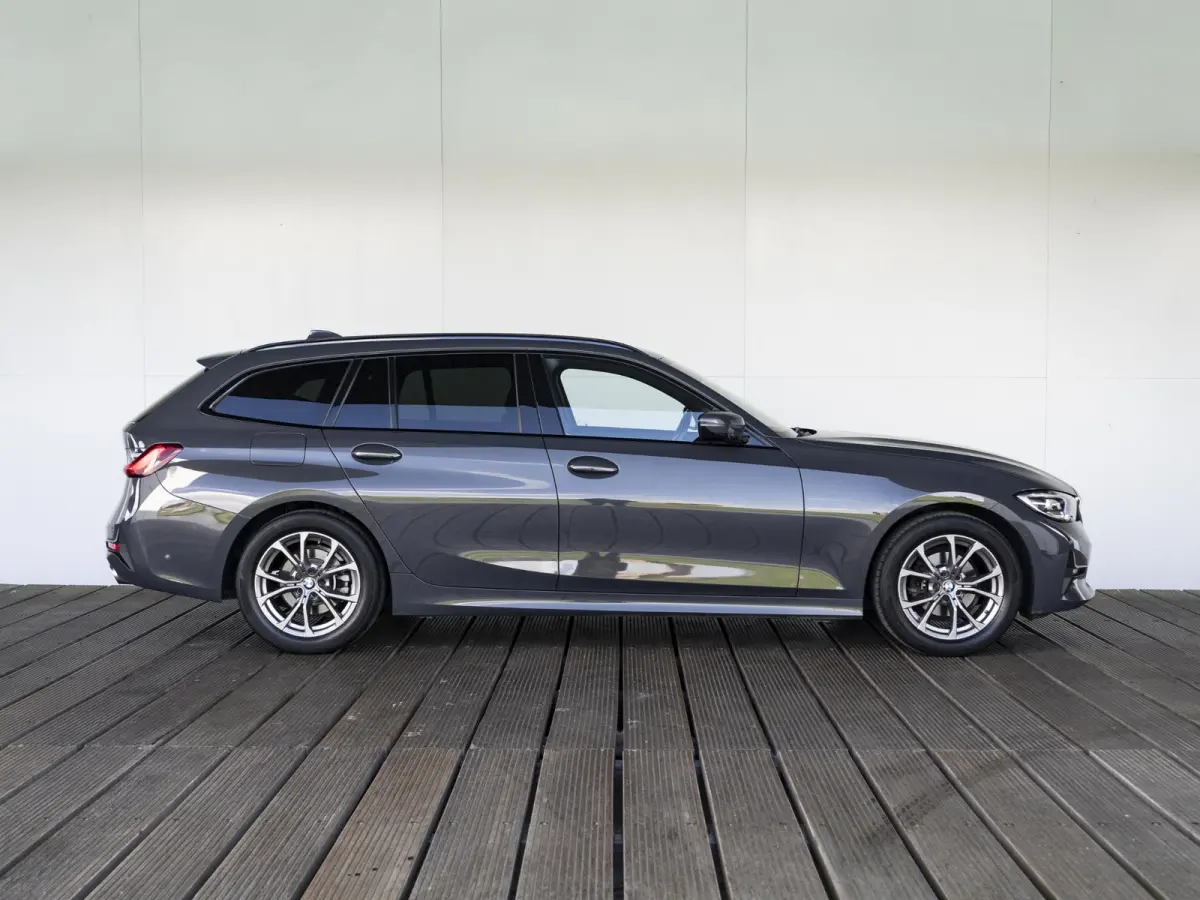 318i | High Executive | Parking Pack | Comfort Access | Achteruitrijcamera | Stoelverwarming | 17''