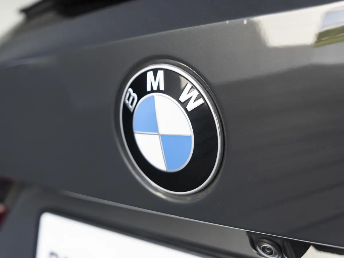 318i | High Executive | Parking Pack | Comfort Access | Achteruitrijcamera | Stoelverwarming | 17''