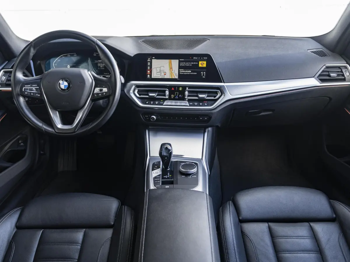 318i | High Executive | Parking Pack | Comfort Access | Achteruitrijcamera | Stoelverwarming | 17''
