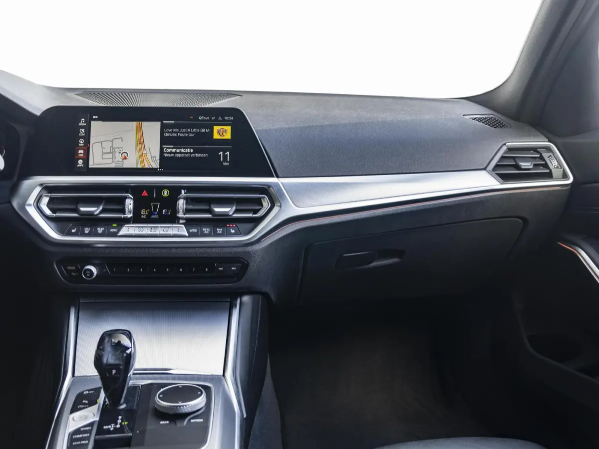 318i | High Executive | Parking Pack | Comfort Access | Achteruitrijcamera | Stoelverwarming | 17''
