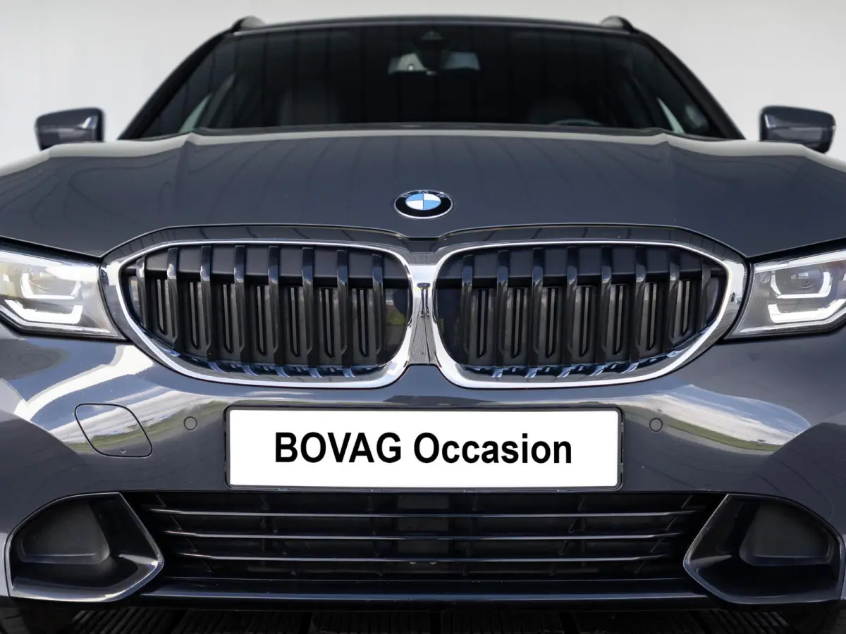 318i | High Executive | Parking Pack | Comfort Access | Achteruitrijcamera | Stoelverwarming | 17''
