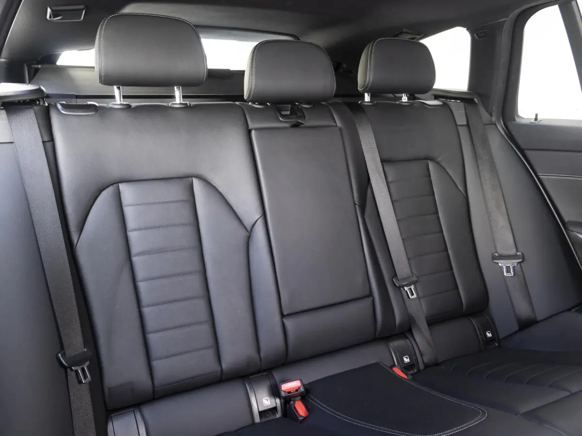318i | High Executive | Parking Pack | Comfort Access | Achteruitrijcamera | Stoelverwarming | 17''