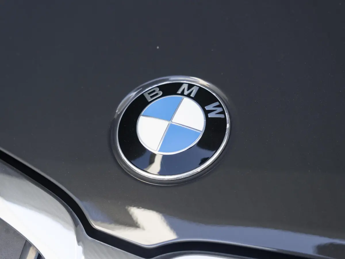 318i | High Executive | Parking Pack | Comfort Access | Achteruitrijcamera | Stoelverwarming | 17''