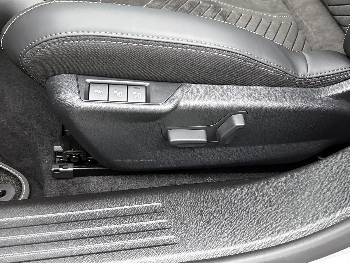 GT Hybrid 145 e-DSC6 | Navigatie | Elektrisch Verstelbare Bestuurderstoel | Camera Voor + Achter | Stoelverwarming | Dodehoekbewaking | Adaptieve Cruise Control | Apple CarPlay/Android Auto 