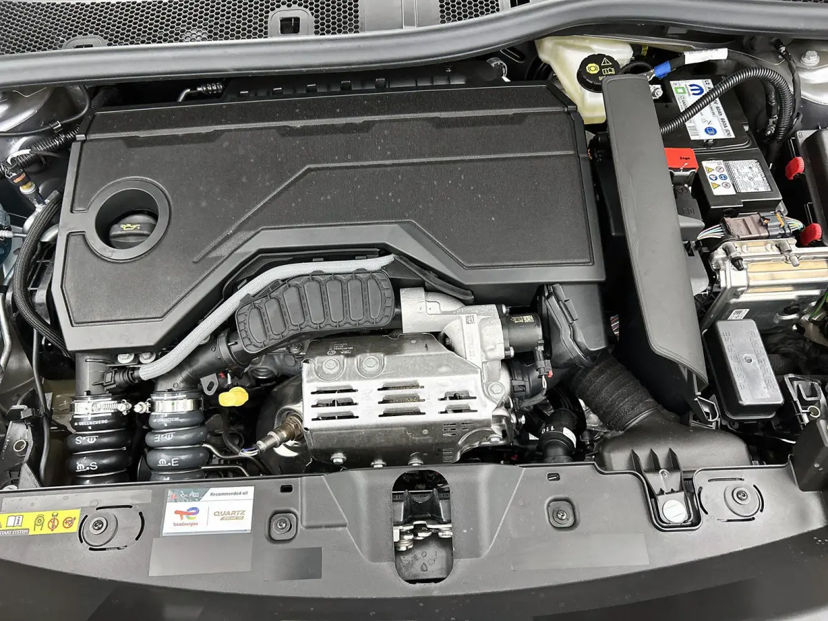 GT Hybrid 145 e-DSC6 | Navigatie | Elektrisch Verstelbare Bestuurderstoel | Camera Voor + Achter | Stoelverwarming | Dodehoekbewaking | Adaptieve Cruise Control | Apple CarPlay/Android Auto 