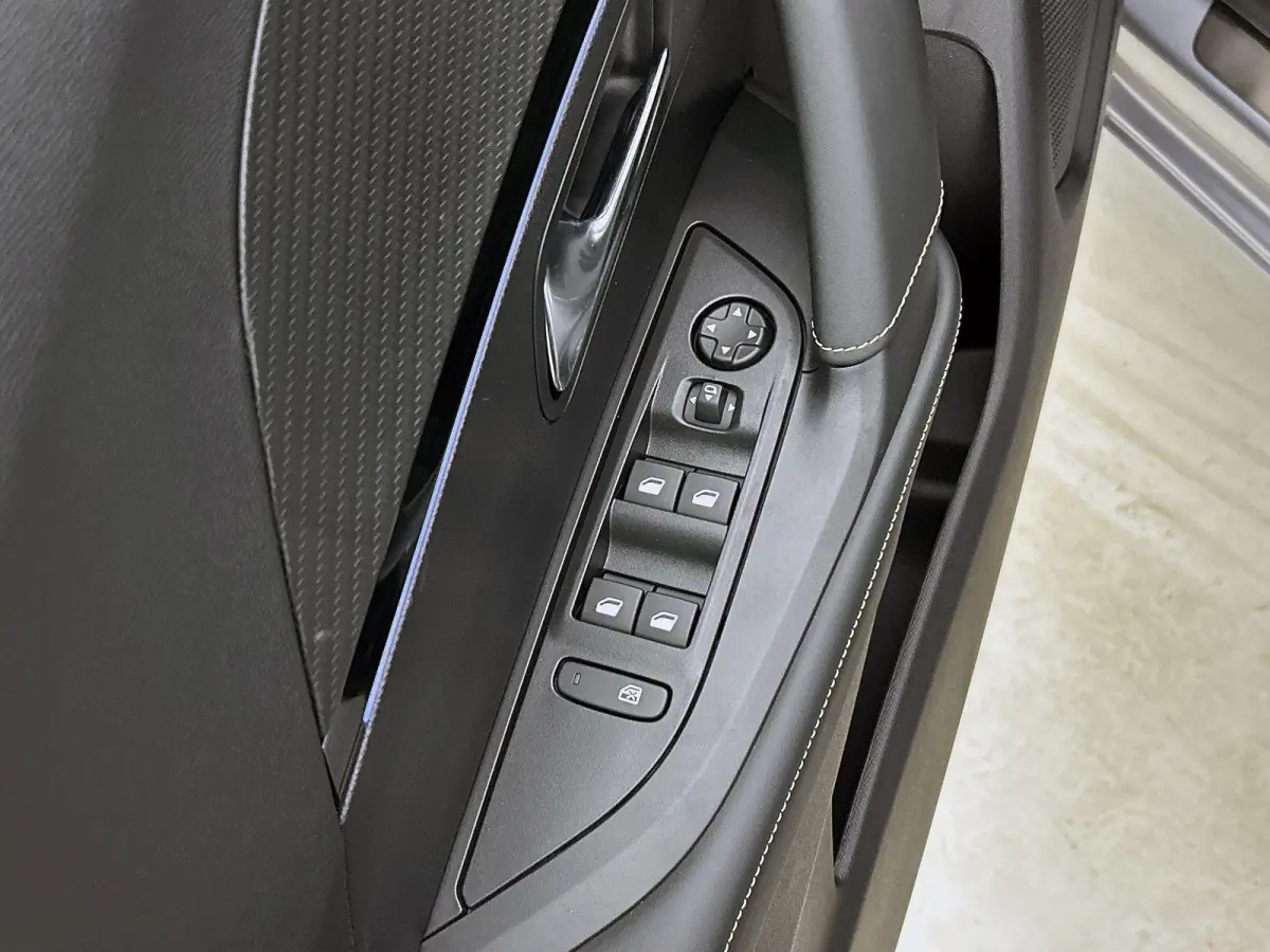 GT Hybrid 145 e-DSC6 | Navigatie | Elektrisch Verstelbare Bestuurderstoel | Camera Voor + Achter | Stoelverwarming | Dodehoekbewaking | Adaptieve Cruise Control | Apple CarPlay/Android Auto 