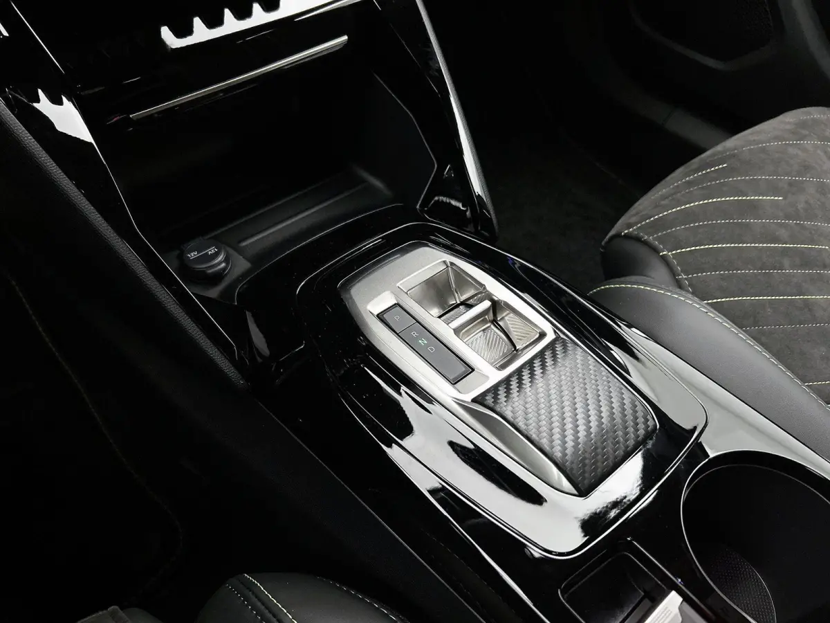 GT Hybrid 145 e-DSC6 | Navigatie | Elektrisch Verstelbare Bestuurderstoel | Camera Voor + Achter | Stoelverwarming | Dodehoekbewaking | Adaptieve Cruise Control | Apple CarPlay/Android Auto 