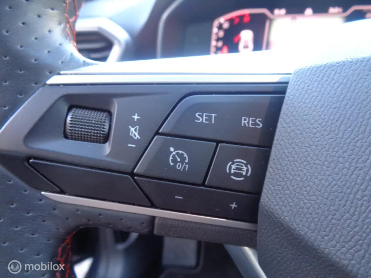 1.0 TSI FR 81kw Airco/LM velgen/FULL LED/Dig dash/Sfeer pak/Navigatie/Apple carplay/Zwarte hemel/PDC/1 st eig