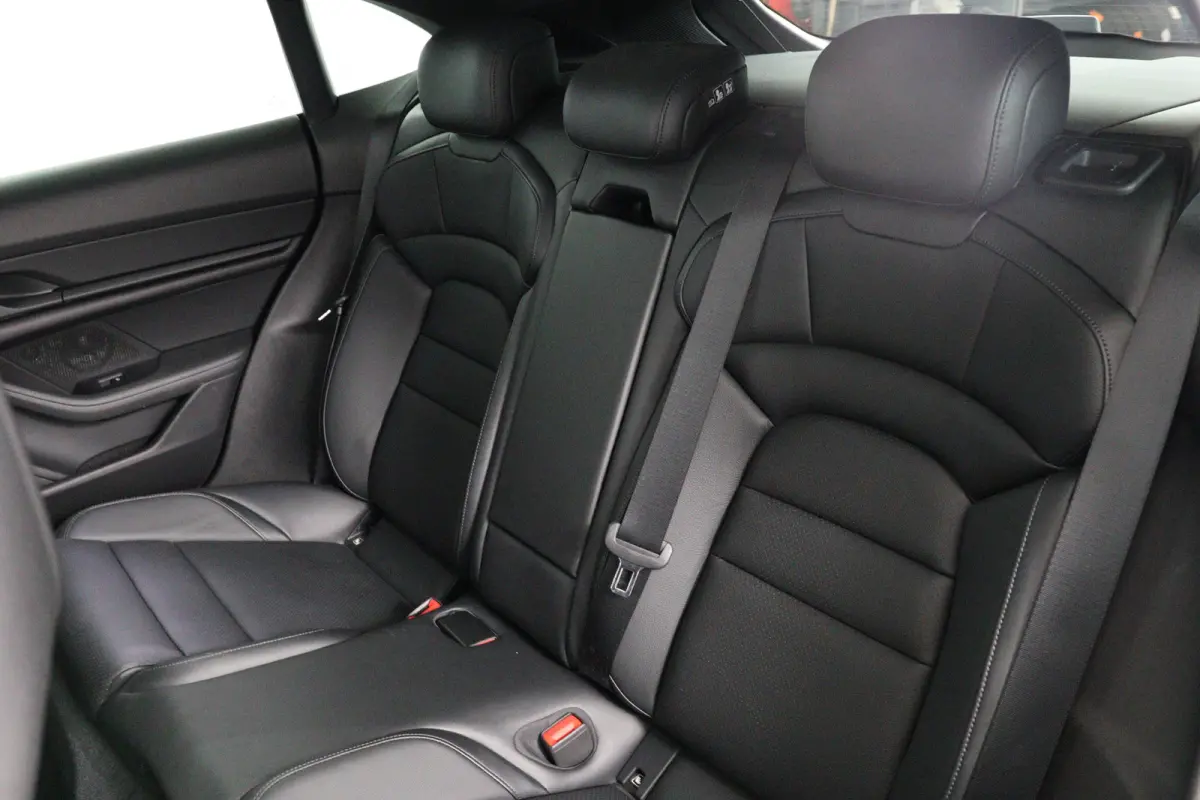 4 93 kWh | SOH 93% | Sport Chrono | Luchtvering | BOSE | LED | Memory | Panorama Dak | 21'' LMV | Camera | BLIS | Leder | Stoelverwarming | Navi | Clima | Cruise Adaptive