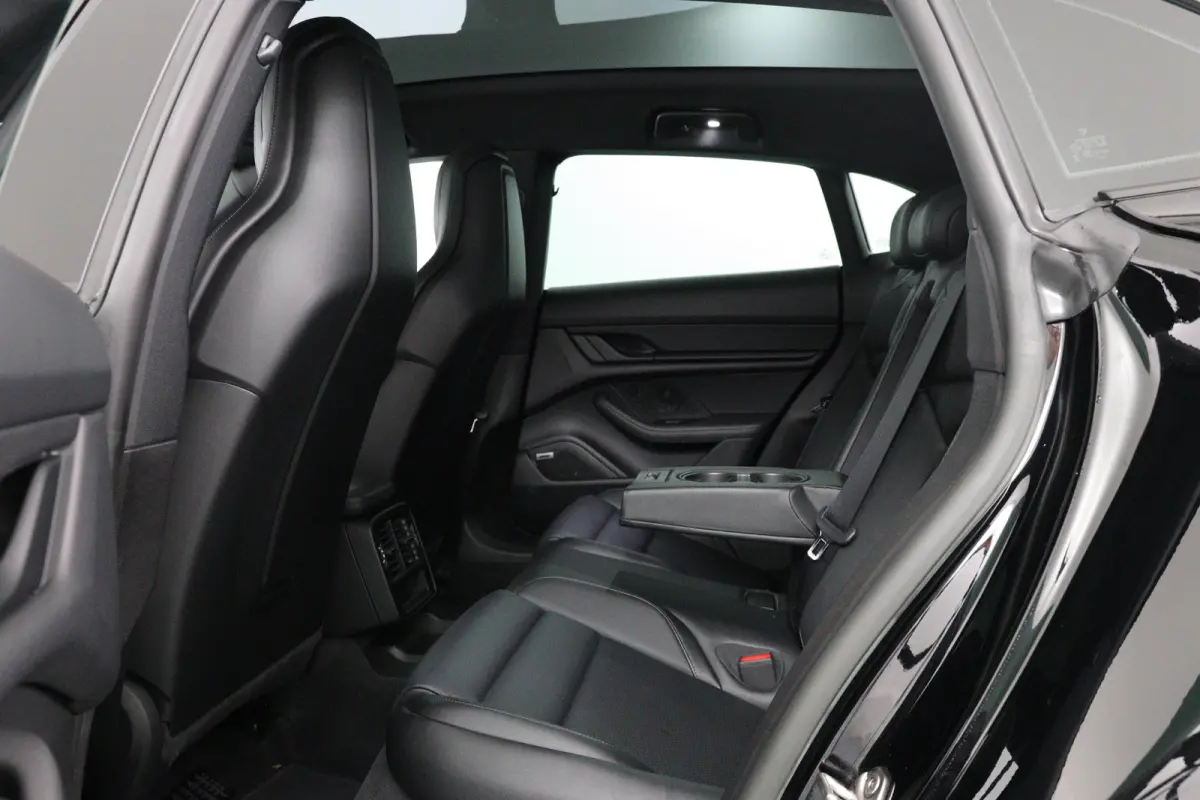 4 93 kWh | SOH 93% | Sport Chrono | Luchtvering | BOSE | LED | Memory | Panorama Dak | 21'' LMV | Camera | BLIS | Leder | Stoelverwarming | Navi | Clima | Cruise Adaptive
