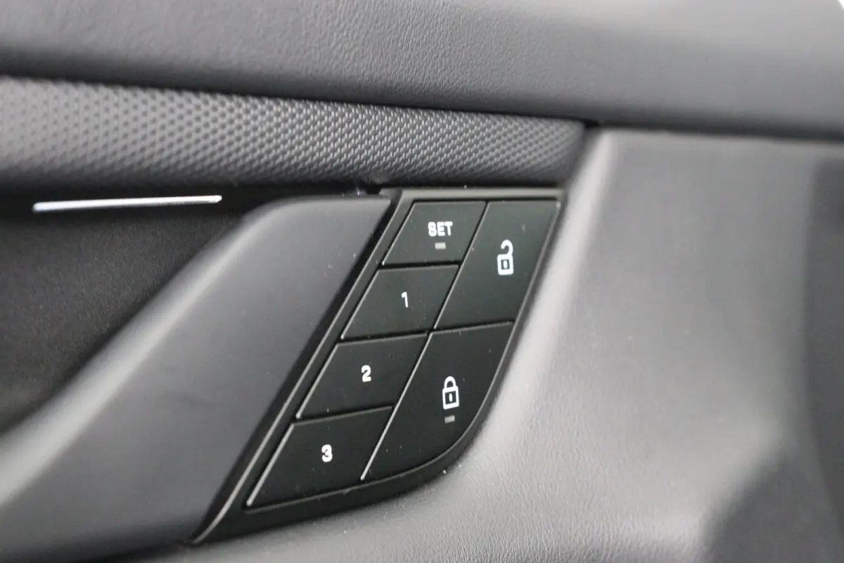 4 93 kWh | SOH 93% | Sport Chrono | Luchtvering | BOSE | LED | Memory | Panorama Dak | 21'' LMV | Camera | BLIS | Leder | Stoelverwarming | Navi | Clima | Cruise Adaptive