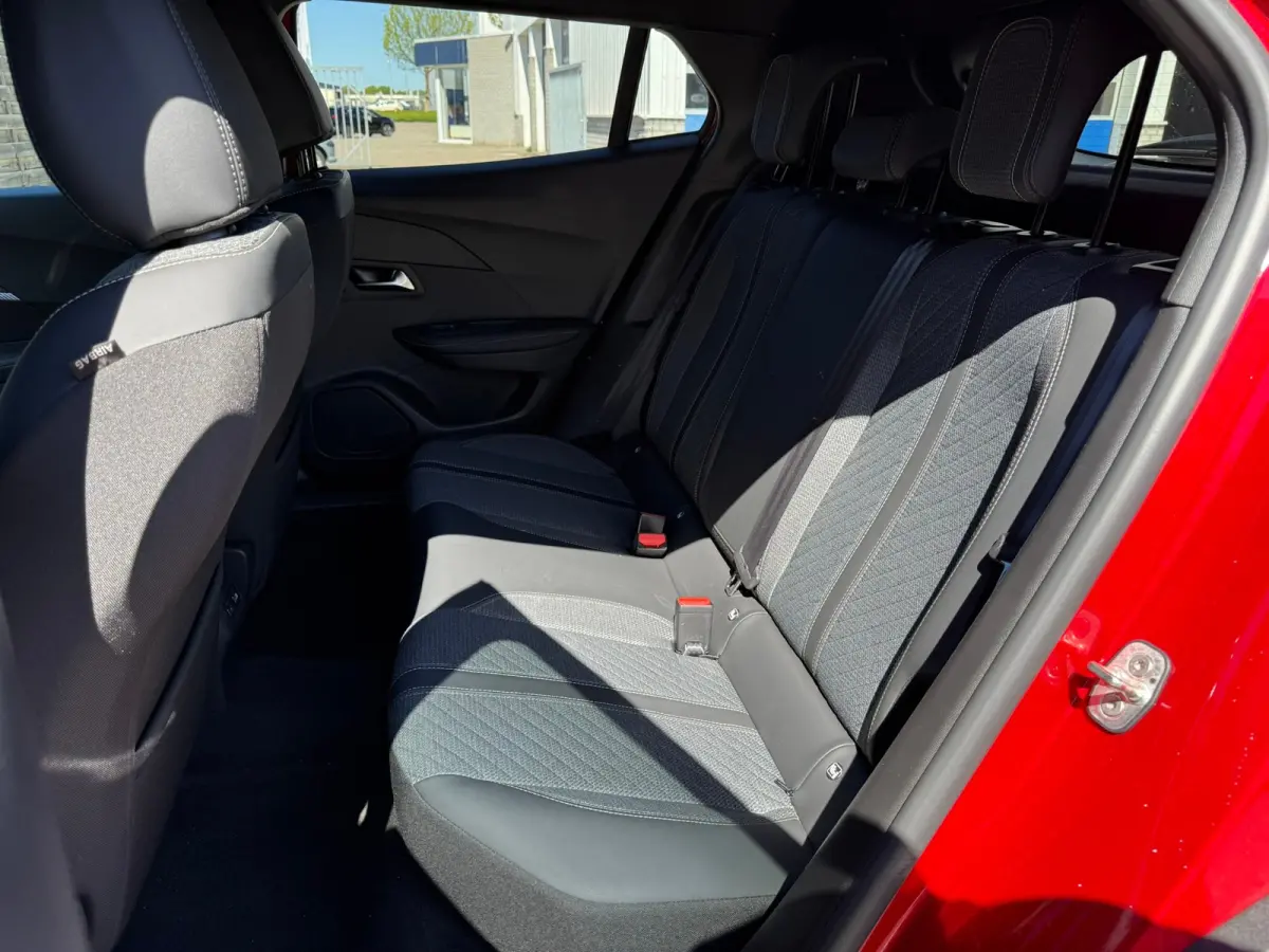 1.2 Hybrid 145 Allure 360 camera | Keyless | Adaptive cruise control | Apple carplay & Android auto