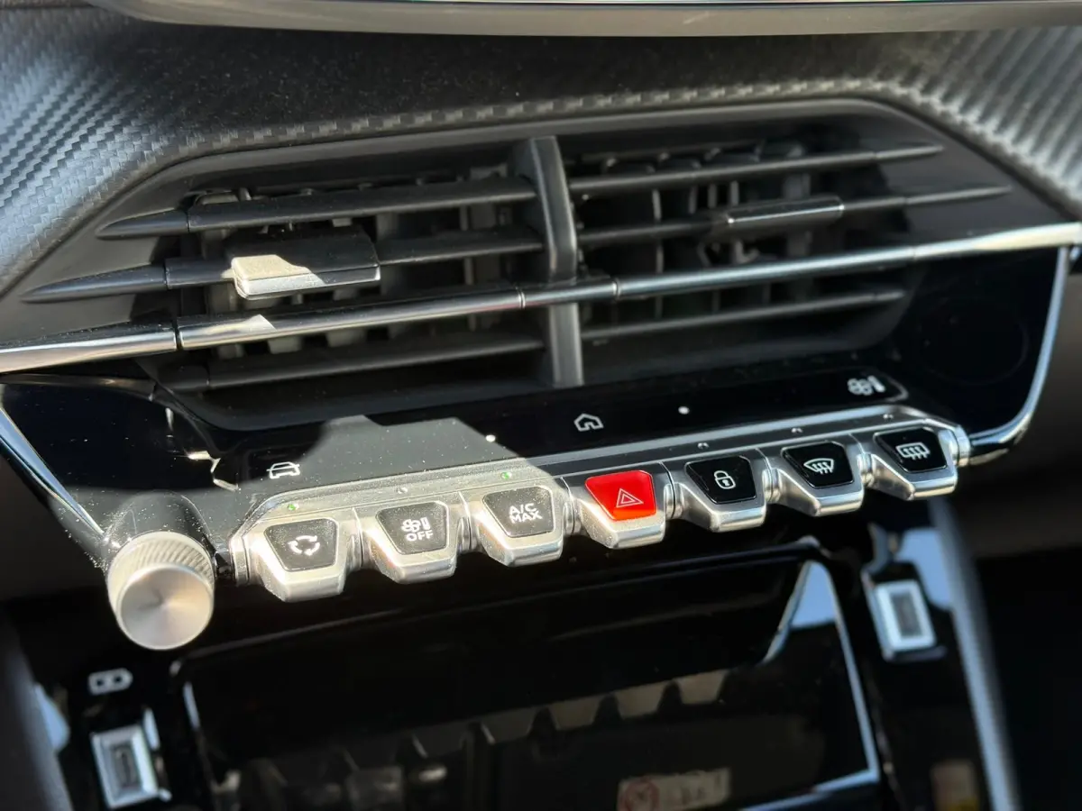 1.2 Hybrid 145 Allure 360 camera | Keyless | Adaptive cruise control | Apple carplay & Android auto
