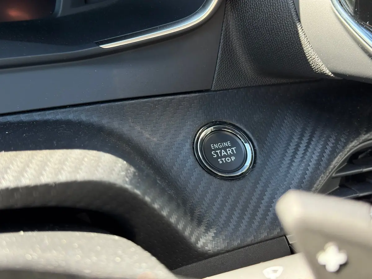 1.2 Hybrid 145 Allure 360 camera | Keyless | Adaptive cruise control | Apple carplay & Android auto