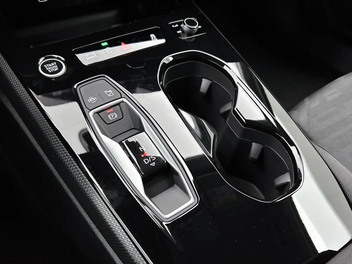 Avant 2.0 quattro Advanced edition 299 PK | Navigatie | Techniek pakket plus |  MMI bijrijdersdisplay |  Trekhaak, elektr. wegklapbaar |  Voorventilatie comfort |  Koplampsproeiers |  Zij-ai