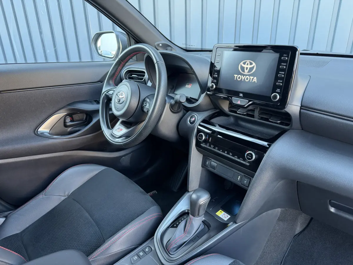 1.5 Hybrid GR Sport / Bi tone | 360 camera | JBL | Head-up | Rijklaar!!!