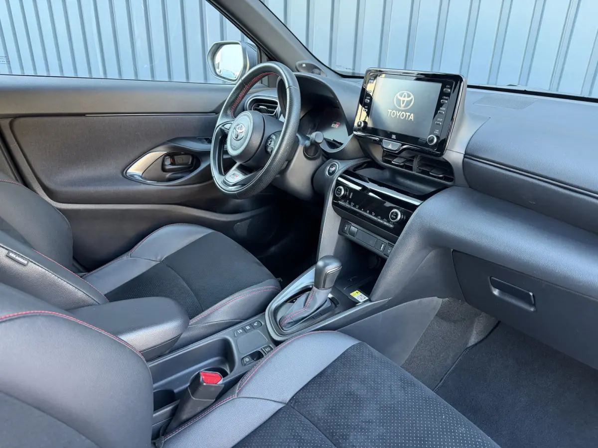 1.5 Hybrid GR Sport / Bi tone | 360 camera | JBL | Head-up | Rijklaar!!!