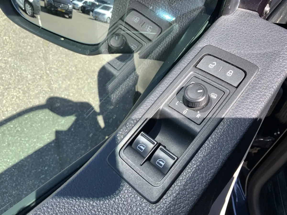 2.0 TDI L2H1 DC Highline Automaat Dub Cab Airco Navi Cruise Camera 5 Zits Trekhaak 2500 kg Alu Velg Euro 6 ,Zonne Dak