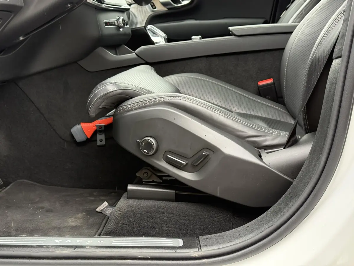 T8 Plug-in Hybrid AWD Ultra Dark Blis| 360 camera | Pano dak | Bowers & wilkins audio | Trekhaak | Keyless | Headup display | Luchtvering | Elektrische stoelen | Stoel en stuur verwarming |