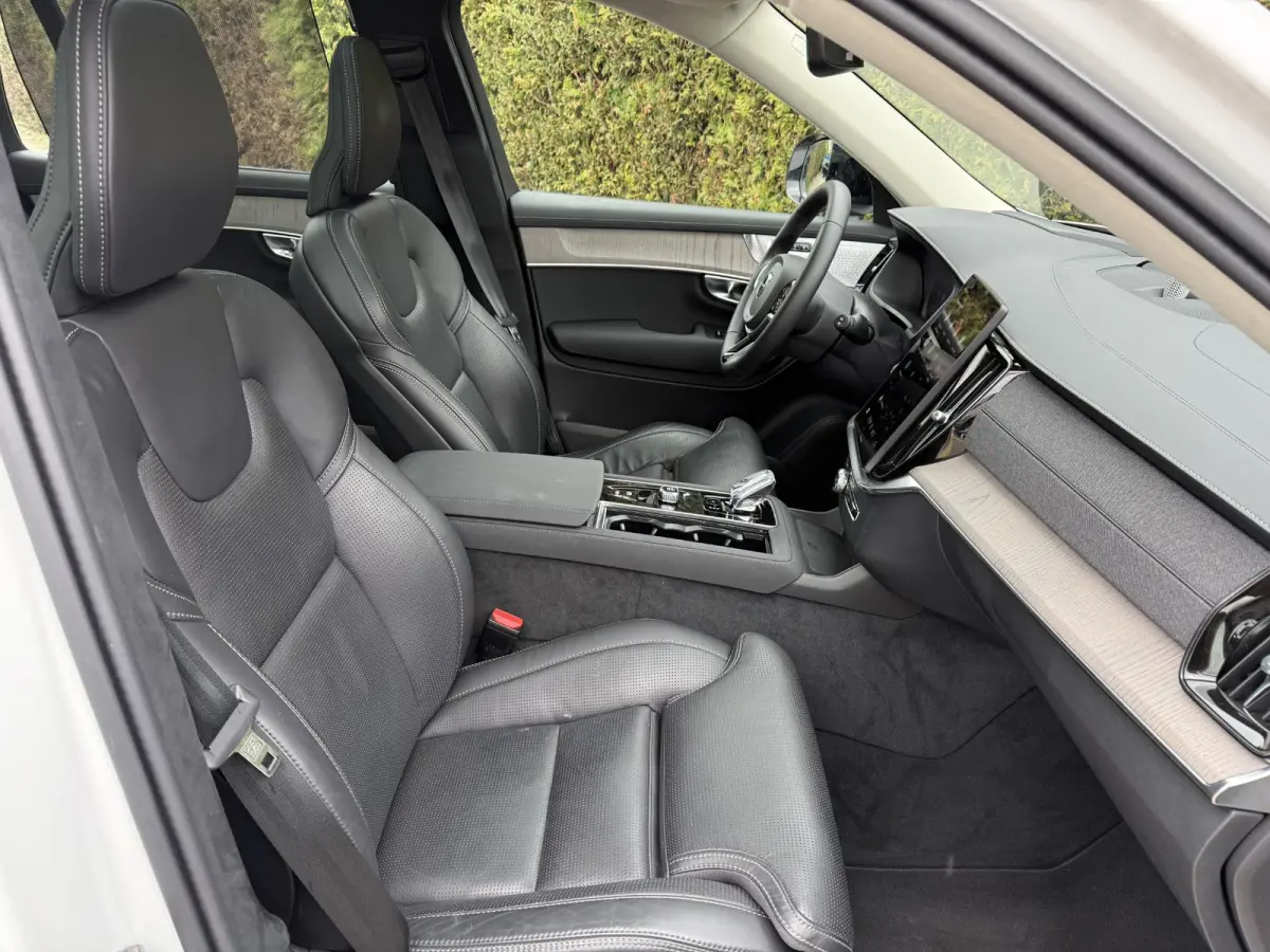 T8 Plug-in Hybrid AWD Ultra Dark Blis| 360 camera | Pano dak | Bowers & wilkins audio | Trekhaak | Keyless | Headup display | Luchtvering | Elektrische stoelen | Stoel en stuur verwarming |