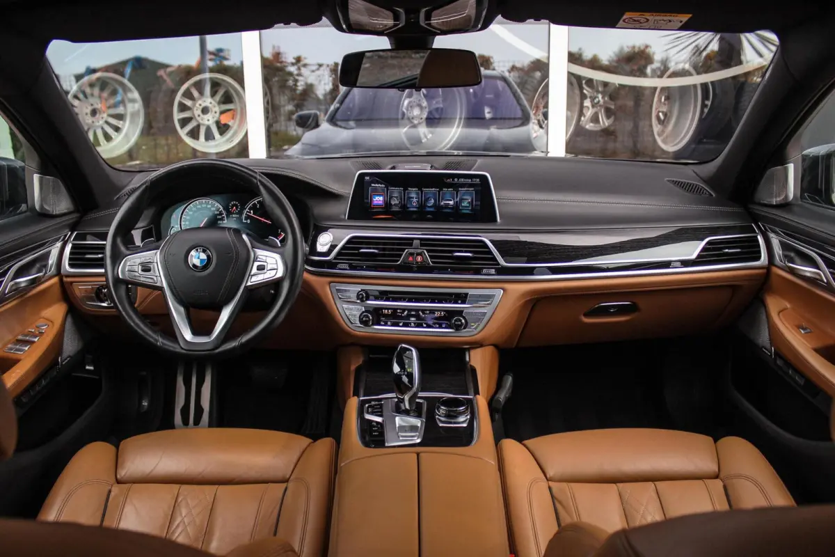 750i xDrive High Executive M-sport | Driving Assistant Plus | Massage | 360 camera | B&W audio | Gesture control | Panoramadak | Comfortstoelen | Stuurverwarming
