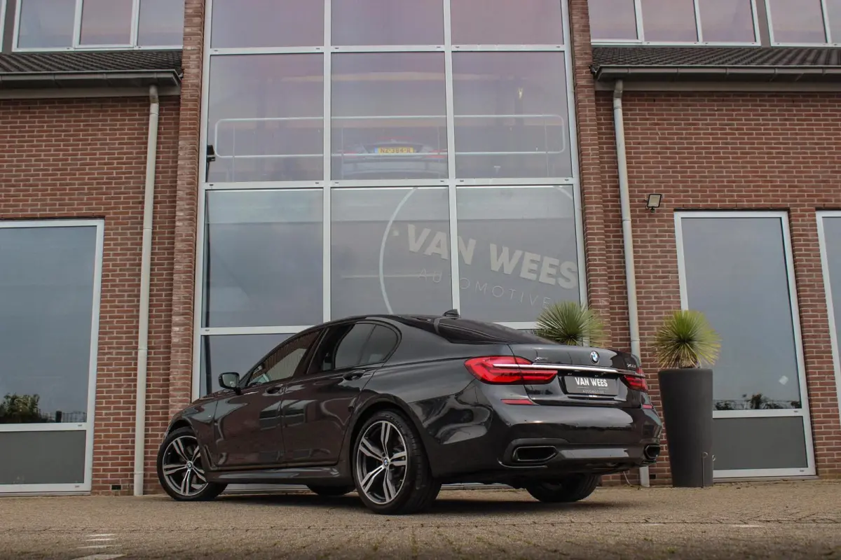 750i xDrive High Executive M-sport | Driving Assistant Plus | Massage | 360 camera | B&W audio | Gesture control | Panoramadak | Comfortstoelen | Stuurverwarming
