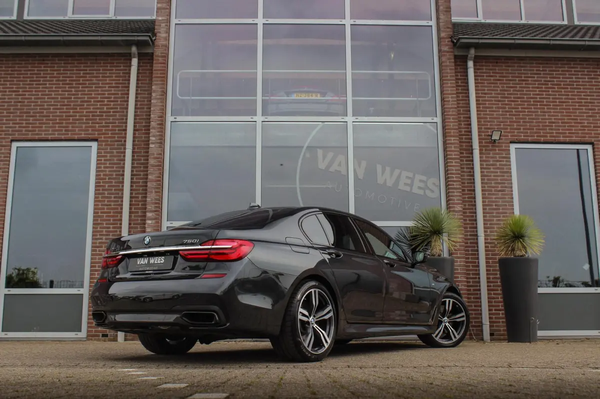 750i xDrive High Executive M-sport | Driving Assistant Plus | Massage | 360 camera | B&W audio | Gesture control | Panoramadak | Comfortstoelen | Stuurverwarming