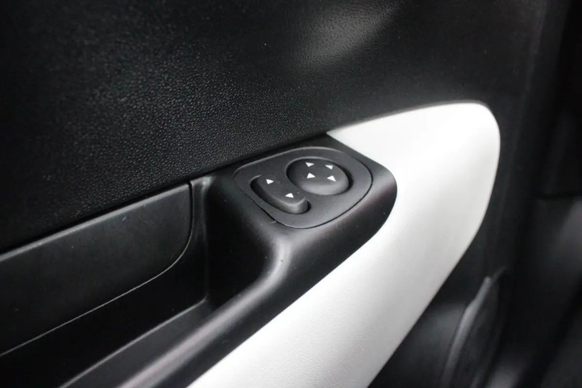 1.0 Hybrid 69PK DOLCEVITA | PANORAMA DAK | APPLE CARPLAY/ANDROID AUTO | HALF LEDEREN BEKLEDING "TESSUTO DISEGNO" MET SPORTSTOELEN | DONKERE HEMELBEKLEDING | CRUISE CONTROL | AIRCO | LICHTMET
