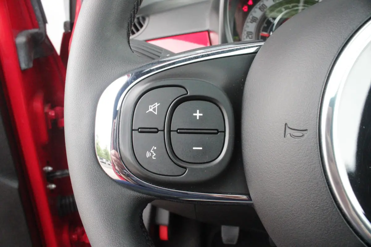 1.0 Hybrid 69PK DOLCEVITA | PANORAMA DAK | APPLE CARPLAY/ANDROID AUTO | HALF LEDEREN BEKLEDING "TESSUTO DISEGNO" MET SPORTSTOELEN | DONKERE HEMELBEKLEDING | CRUISE CONTROL | AIRCO | LICHTMET