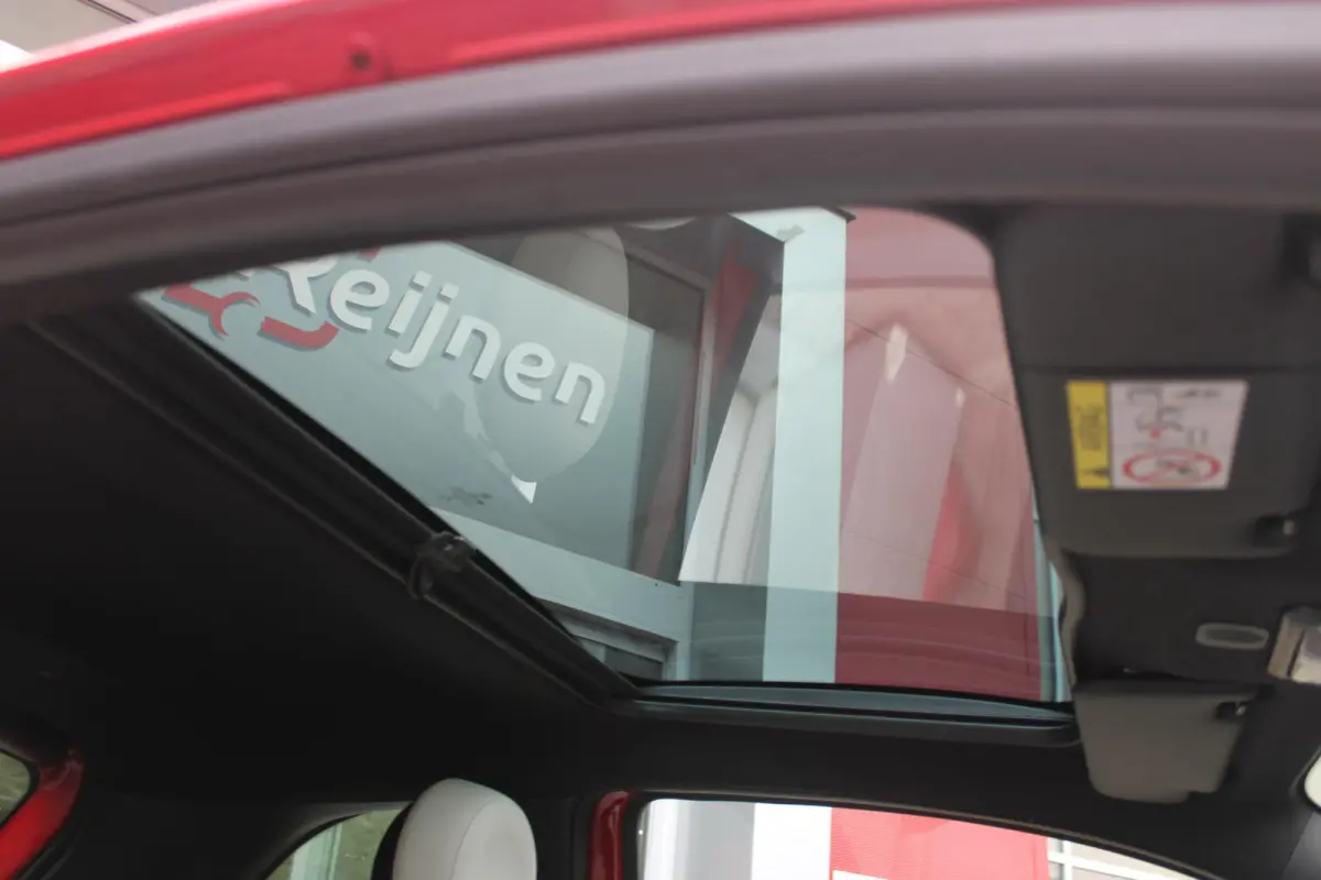 1.0 Hybrid 69PK DOLCEVITA | PANORAMA DAK | APPLE CARPLAY/ANDROID AUTO | HALF LEDEREN BEKLEDING "TESSUTO DISEGNO" MET SPORTSTOELEN | DONKERE HEMELBEKLEDING | CRUISE CONTROL | AIRCO | LICHTMET