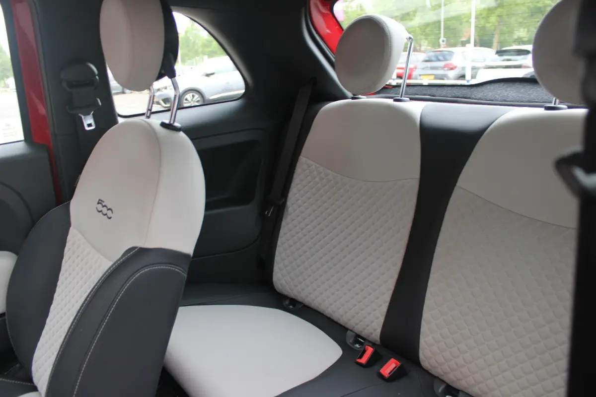 1.0 Hybrid 69PK DOLCEVITA | PANORAMA DAK | APPLE CARPLAY/ANDROID AUTO | HALF LEDEREN BEKLEDING "TESSUTO DISEGNO" MET SPORTSTOELEN | DONKERE HEMELBEKLEDING | CRUISE CONTROL | AIRCO | LICHTMET