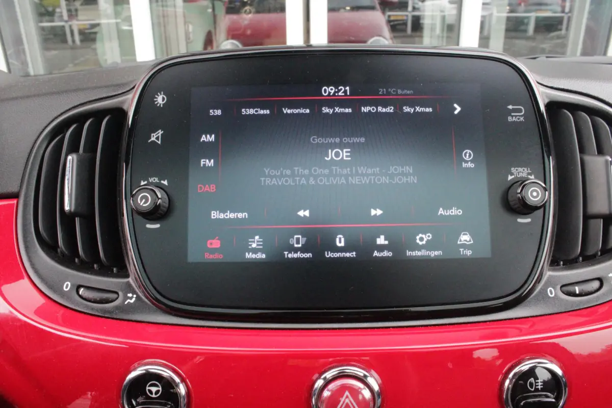 1.0 Hybrid 69PK DOLCEVITA | PANORAMA DAK | APPLE CARPLAY/ANDROID AUTO | HALF LEDEREN BEKLEDING "TESSUTO DISEGNO" MET SPORTSTOELEN | DONKERE HEMELBEKLEDING | CRUISE CONTROL | AIRCO | LICHTMET