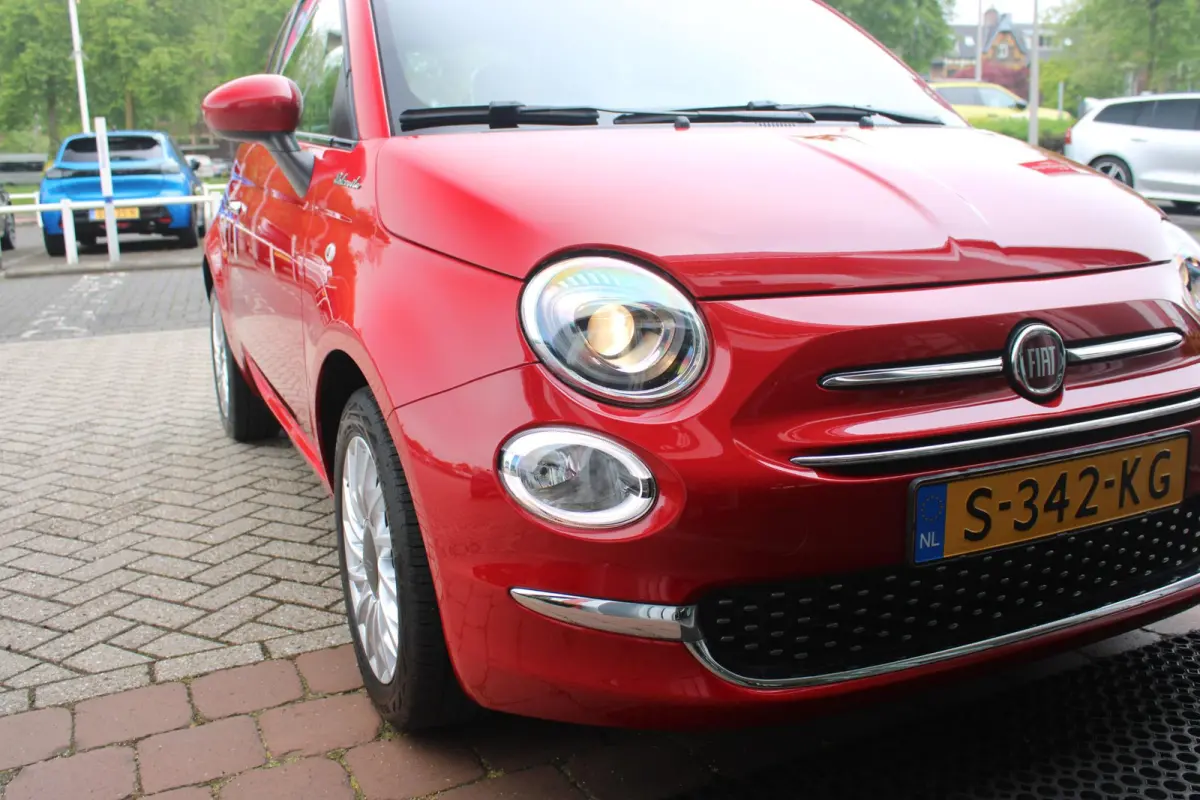 1.0 Hybrid 69PK DOLCEVITA | PANORAMA DAK | APPLE CARPLAY/ANDROID AUTO | HALF LEDEREN BEKLEDING "TESSUTO DISEGNO" MET SPORTSTOELEN | DONKERE HEMELBEKLEDING | CRUISE CONTROL | AIRCO | LICHTMET