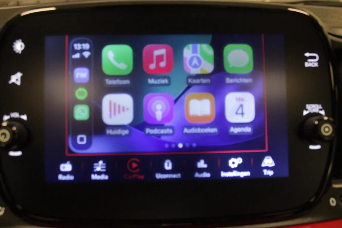 1.0 Hybrid 69PK DOLCEVITA | PANORAMA DAK | APPLE CARPLAY/ANDROID AUTO | HALF LEDEREN BEKLEDING "TESSUTO DISEGNO" MET SPORTSTOELEN | DONKERE HEMELBEKLEDING | CRUISE CONTROL | AIRCO | LICHTMET
