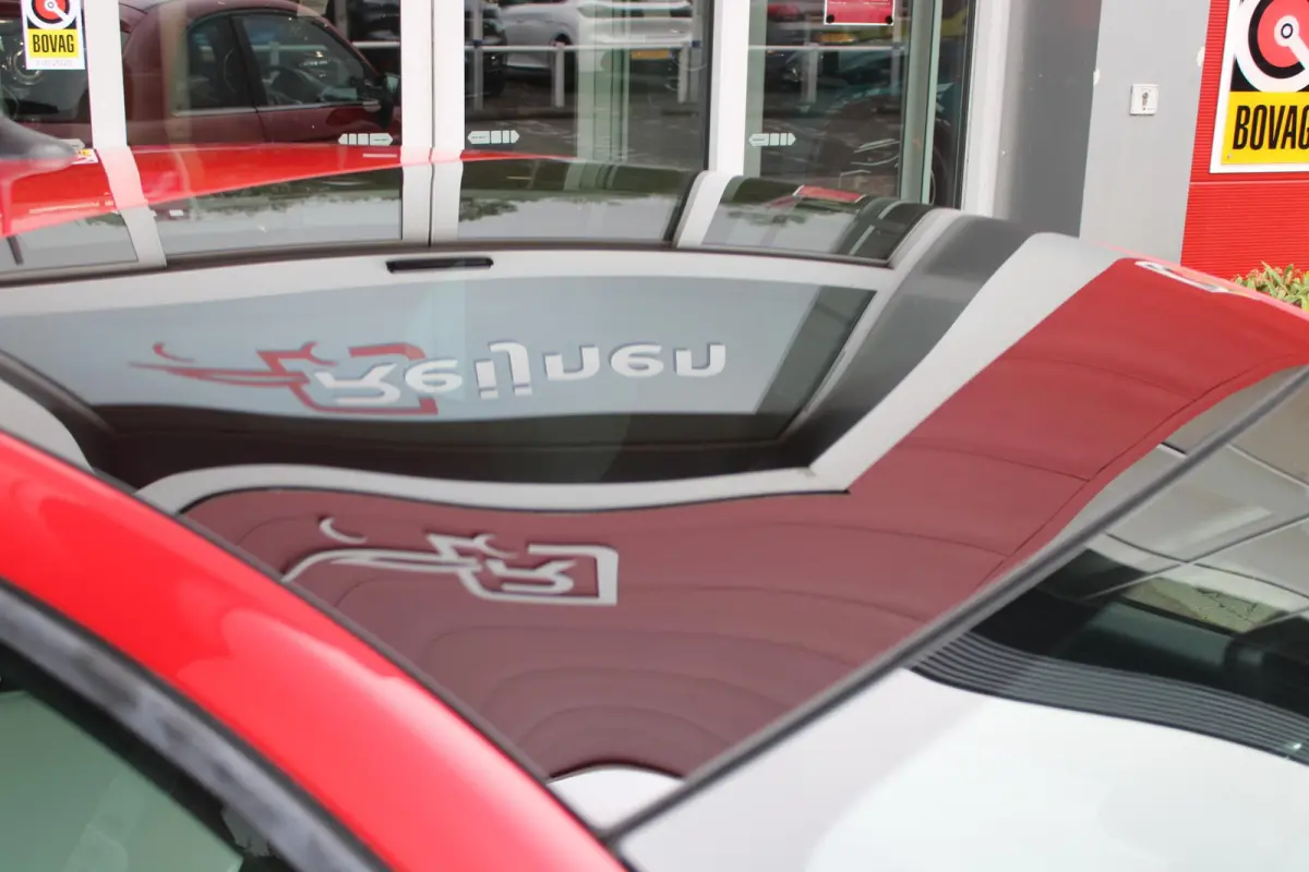 1.0 Hybrid 69PK DOLCEVITA | PANORAMA DAK | APPLE CARPLAY/ANDROID AUTO | HALF LEDEREN BEKLEDING "TESSUTO DISEGNO" MET SPORTSTOELEN | DONKERE HEMELBEKLEDING | CRUISE CONTROL | AIRCO | LICHTMET