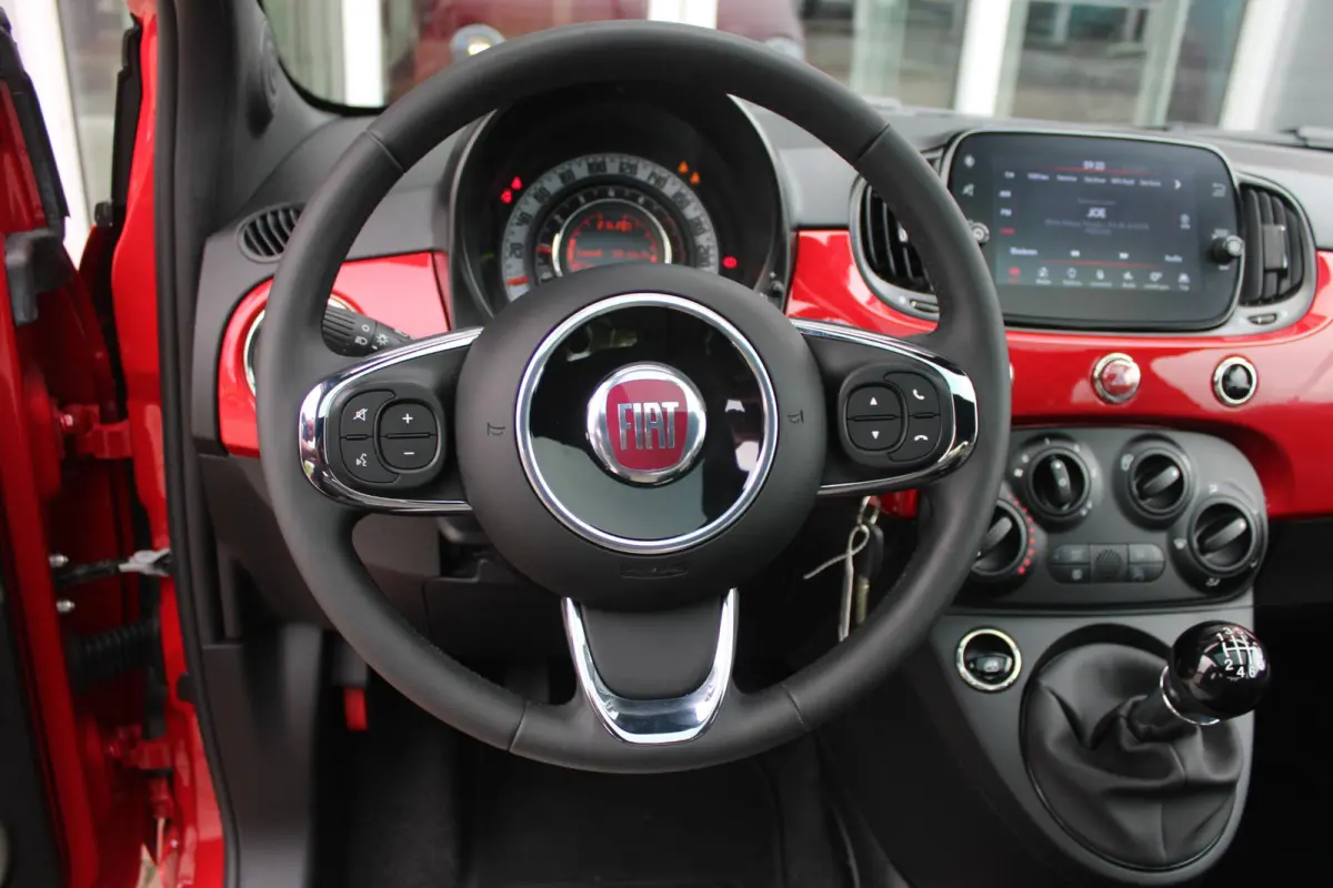1.0 Hybrid 69PK DOLCEVITA | PANORAMA DAK | APPLE CARPLAY/ANDROID AUTO | HALF LEDEREN BEKLEDING "TESSUTO DISEGNO" MET SPORTSTOELEN | DONKERE HEMELBEKLEDING | CRUISE CONTROL | AIRCO | LICHTMET