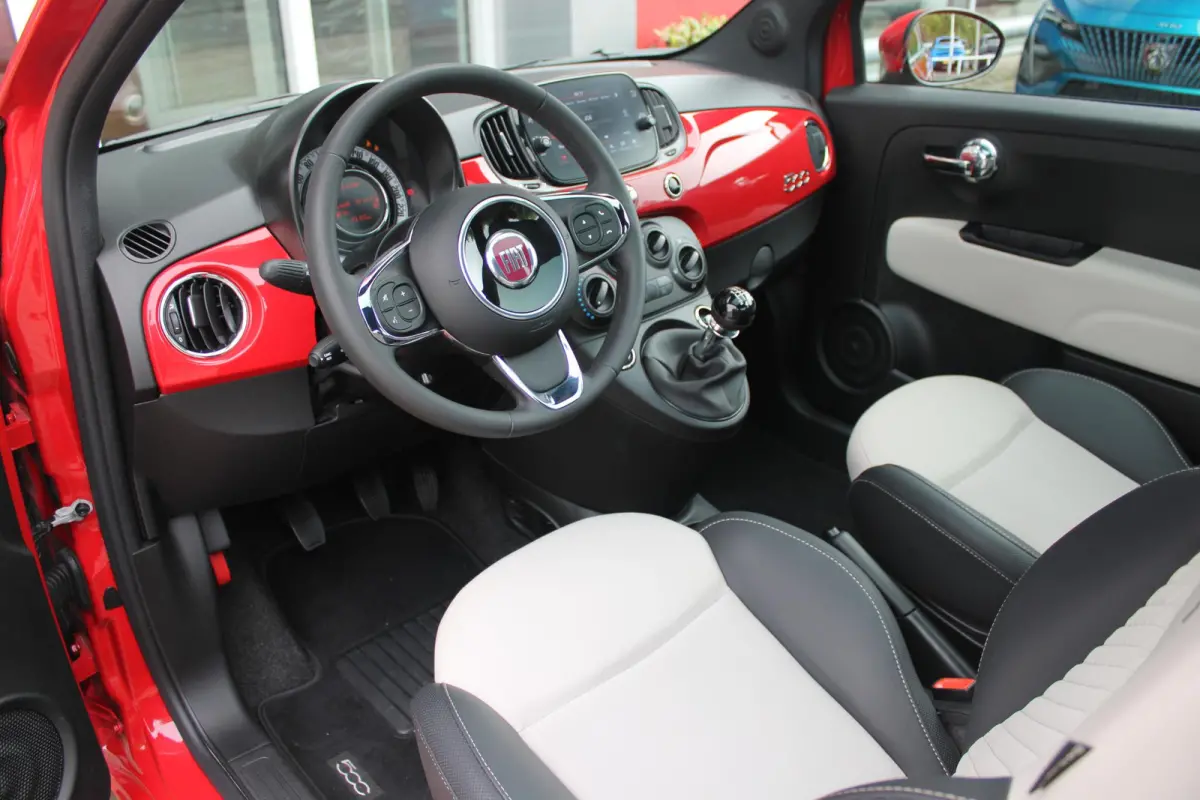 1.0 Hybrid 69PK DOLCEVITA | PANORAMA DAK | APPLE CARPLAY/ANDROID AUTO | HALF LEDEREN BEKLEDING "TESSUTO DISEGNO" MET SPORTSTOELEN | DONKERE HEMELBEKLEDING | CRUISE CONTROL | AIRCO | LICHTMET
