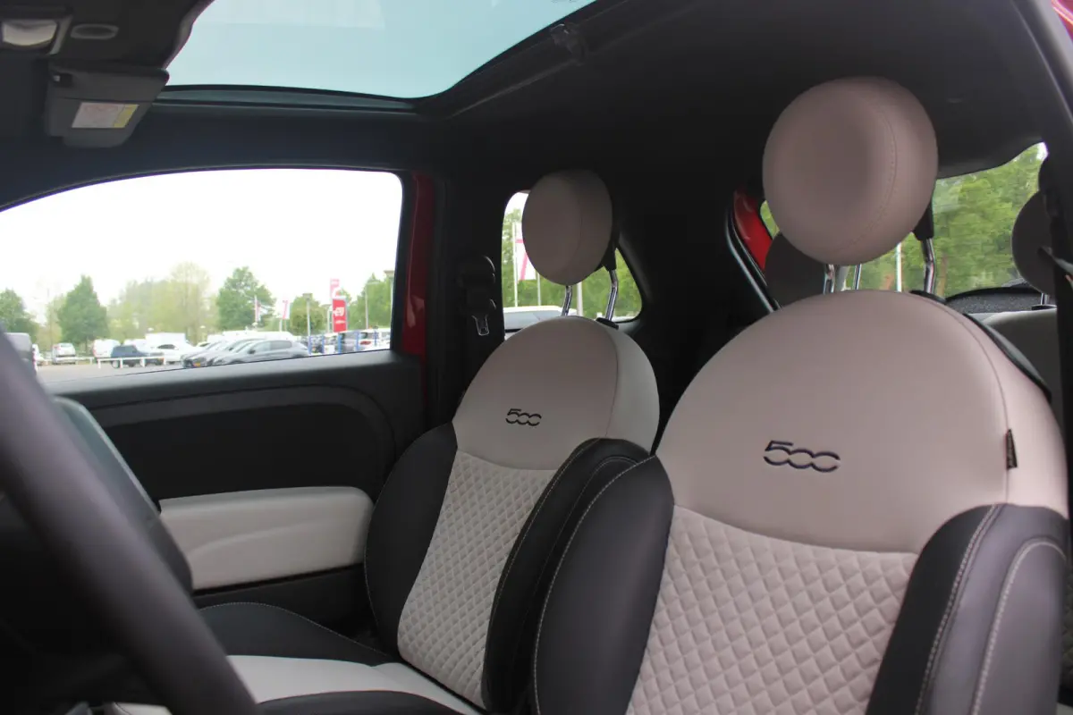 1.0 Hybrid 69PK DOLCEVITA | PANORAMA DAK | APPLE CARPLAY/ANDROID AUTO | HALF LEDEREN BEKLEDING "TESSUTO DISEGNO" MET SPORTSTOELEN | DONKERE HEMELBEKLEDING | CRUISE CONTROL | AIRCO | LICHTMET