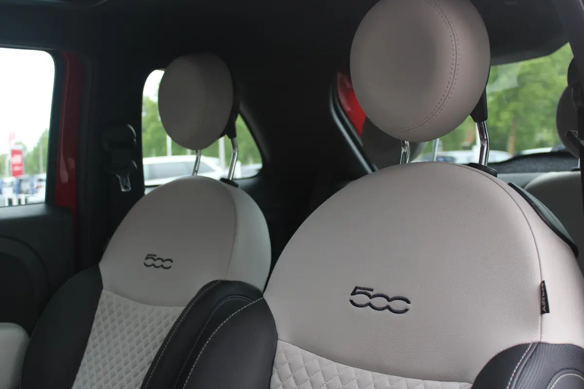 1.0 Hybrid 69PK DOLCEVITA | PANORAMA DAK | APPLE CARPLAY/ANDROID AUTO | HALF LEDEREN BEKLEDING "TESSUTO DISEGNO" MET SPORTSTOELEN | DONKERE HEMELBEKLEDING | CRUISE CONTROL | AIRCO | LICHTMET