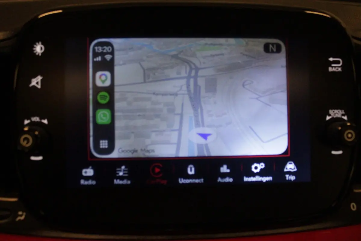 1.0 Hybrid 69PK DOLCEVITA | PANORAMA DAK | APPLE CARPLAY/ANDROID AUTO | HALF LEDEREN BEKLEDING "TESSUTO DISEGNO" MET SPORTSTOELEN | DONKERE HEMELBEKLEDING | CRUISE CONTROL | AIRCO | LICHTMET