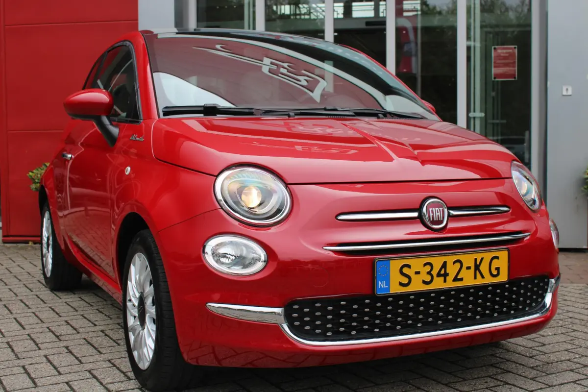 1.0 Hybrid 69PK DOLCEVITA | PANORAMA DAK | APPLE CARPLAY/ANDROID AUTO | HALF LEDEREN BEKLEDING "TESSUTO DISEGNO" MET SPORTSTOELEN | DONKERE HEMELBEKLEDING | CRUISE CONTROL | AIRCO | LICHTMET