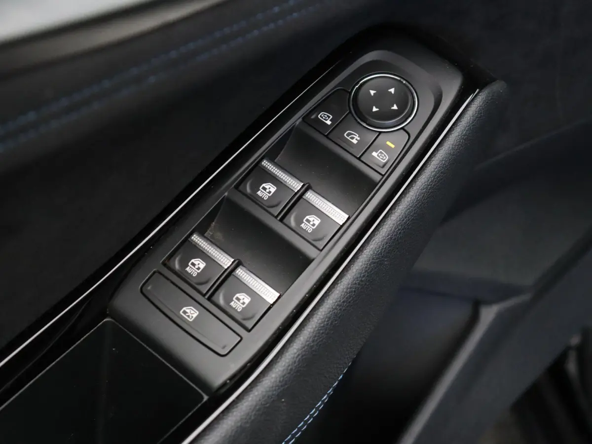 Full hybrid 200 iconic esprit Alpine | Facelift | Stoel-stuurverwarming | Adaptieve cruise control | Elektrisch bedienbare stoelen | Navigatie |