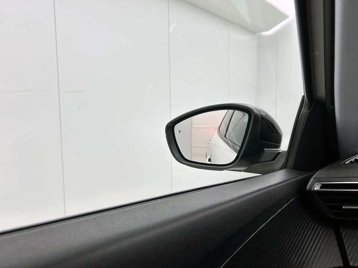 1.2 130pk Allure Pack | Navigatie | LED Koplampen | Parkeercamera achter | Digitaal 3D Dashboard | Apple Carplay / Android Auto |