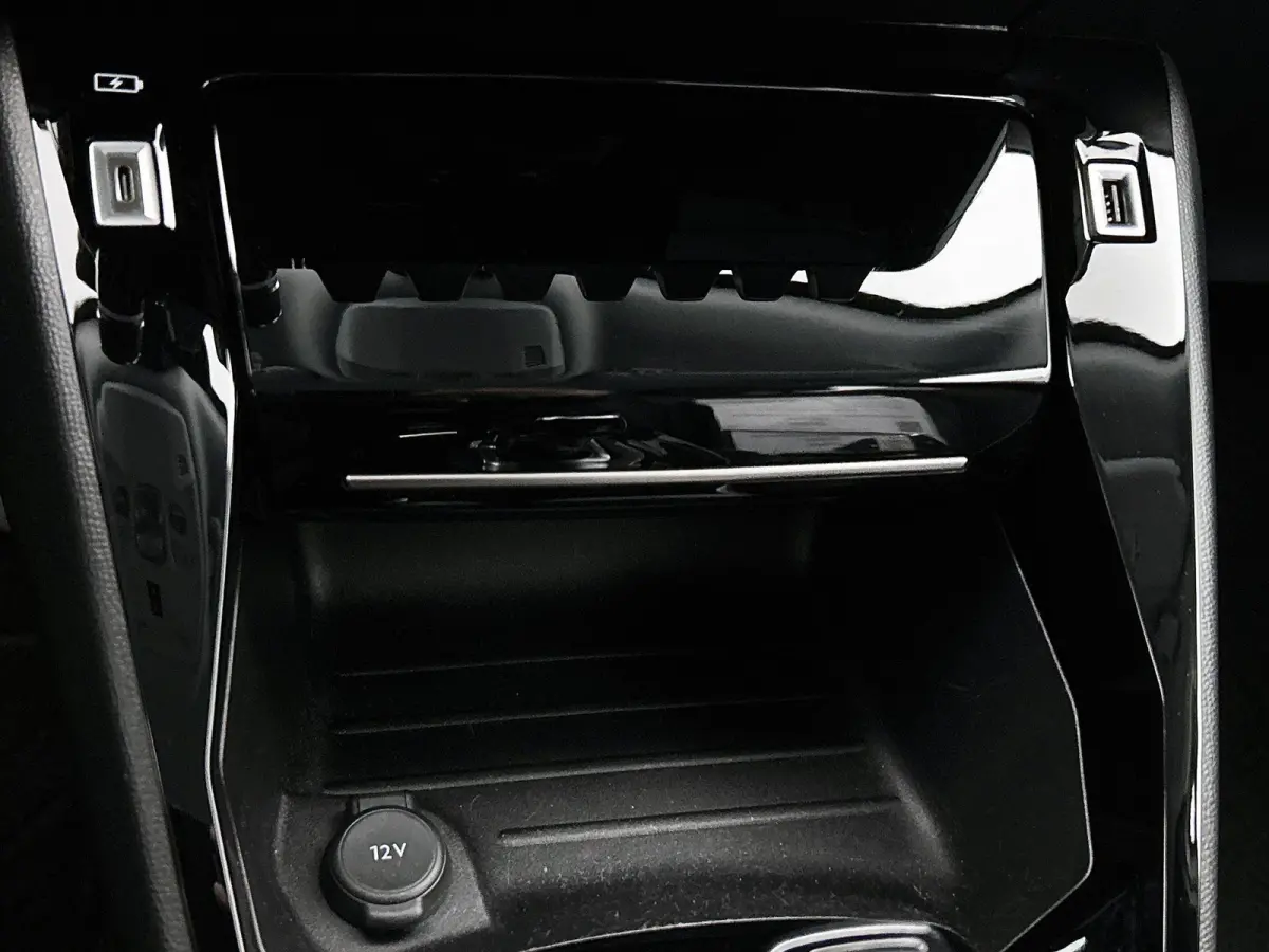1.2 130pk Allure Pack | Navigatie | LED Koplampen | Parkeercamera achter | Digitaal 3D Dashboard | Apple Carplay / Android Auto |