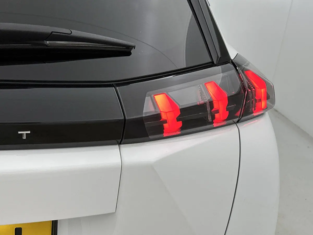 1.2 130pk Allure Pack | Navigatie | LED Koplampen | Parkeercamera achter | Digitaal 3D Dashboard | Apple Carplay / Android Auto |