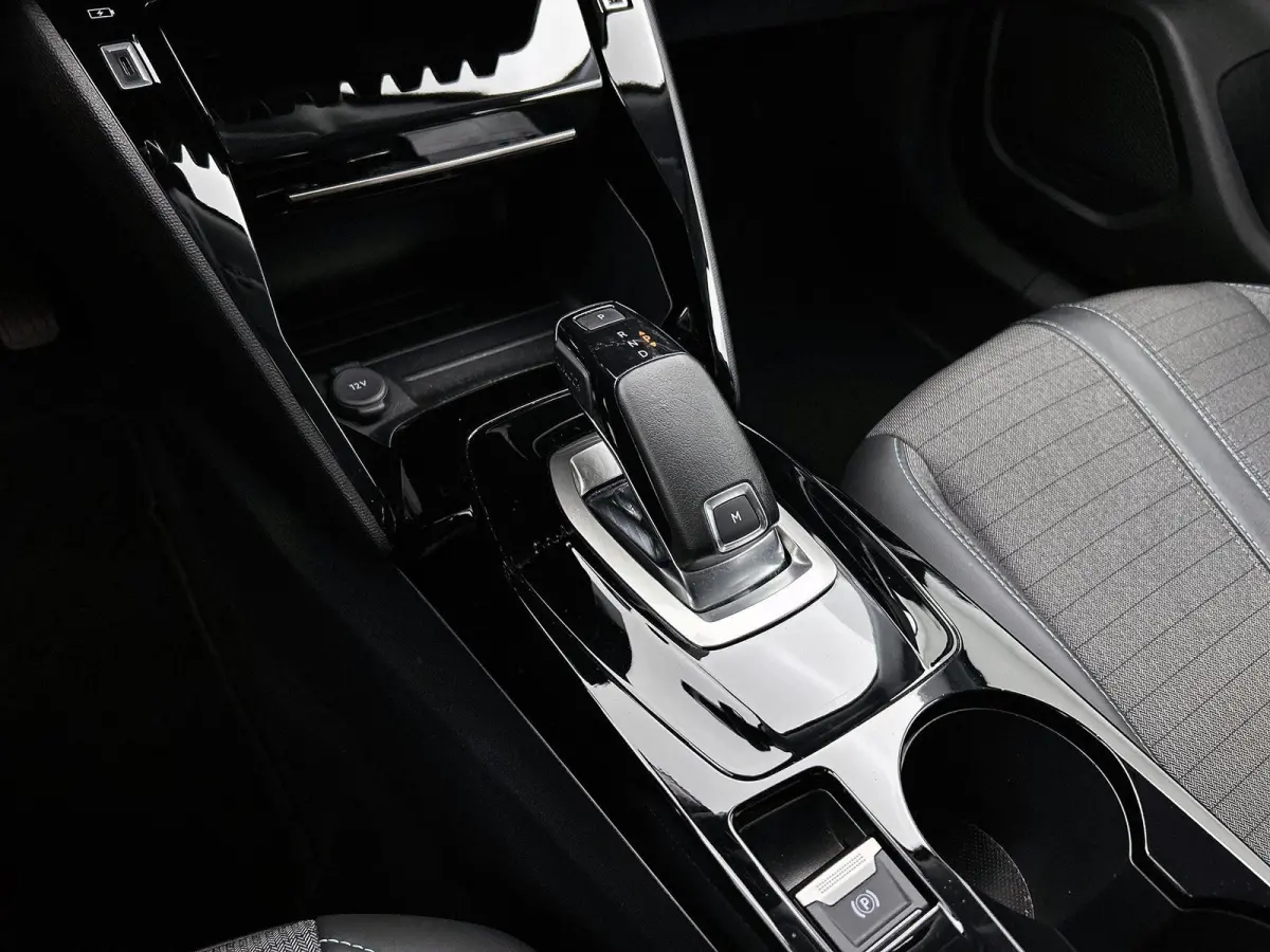 1.2 130pk Allure Pack | Navigatie | LED Koplampen | Parkeercamera achter | Digitaal 3D Dashboard | Apple Carplay / Android Auto |