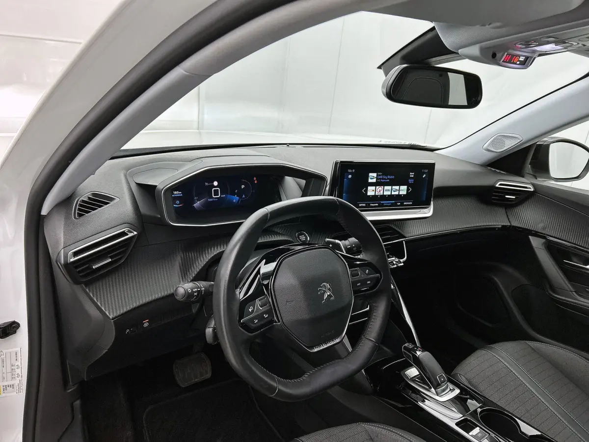 1.2 130pk Allure Pack | Navigatie | LED Koplampen | Parkeercamera achter | Digitaal 3D Dashboard | Apple Carplay / Android Auto |